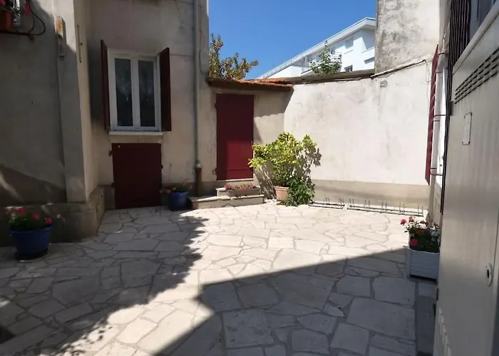 Appartement Calme Dans Quartier Residentiel. *